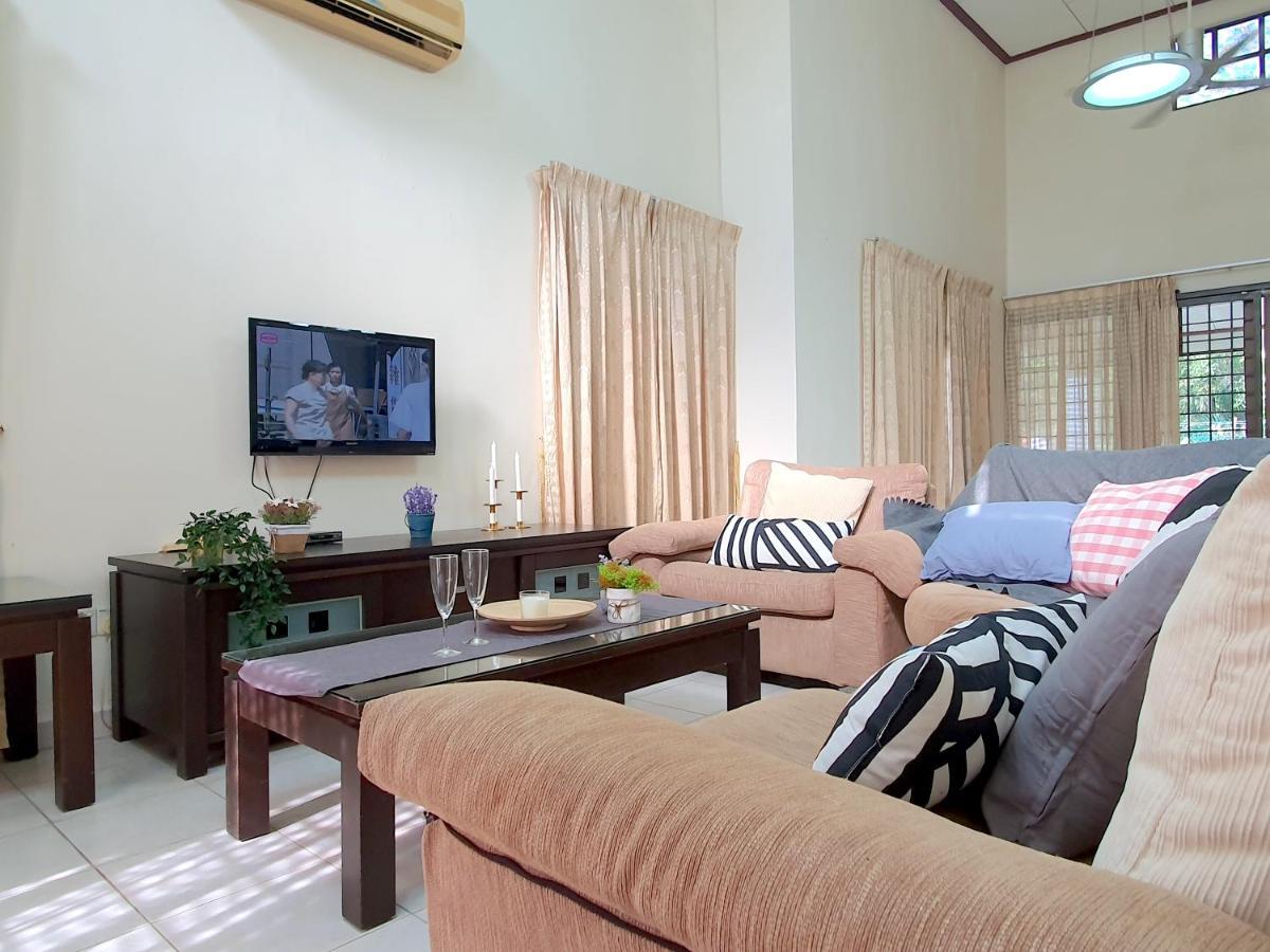 Melaka Afamosa Villa With Private Pool For 10 Pax Алор Гаджах Екстериор снимка